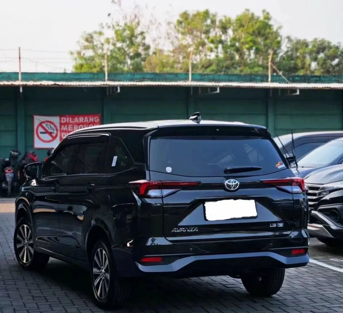 Tampak belakang mobil Toyota Avanza hitam