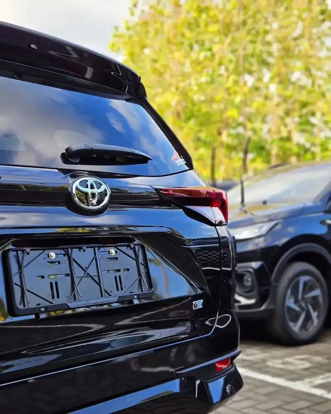 Tampak belakang mobil Toyota Avanza hitam