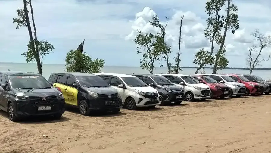 Deretan mobil travel di pantai