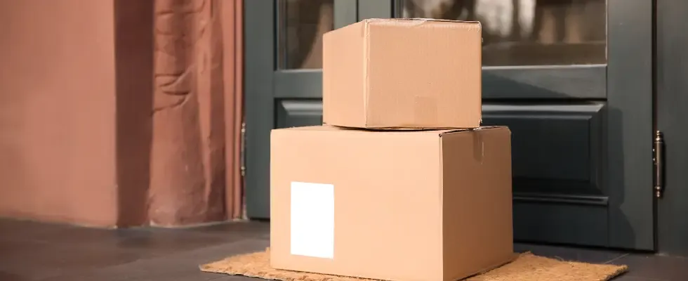 Paket dikirim ke pintu pelanggan