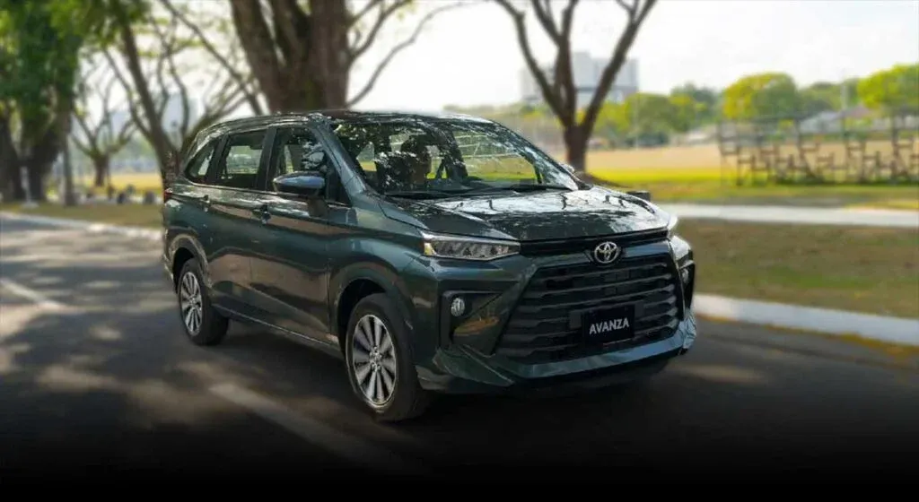 Avanza sedang melaju di jalan raya